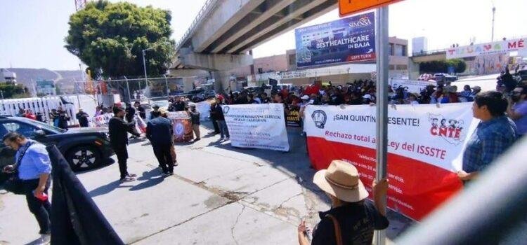 Maestros de la CNTE bloquean cruce de Estados Unidos a Tijuana