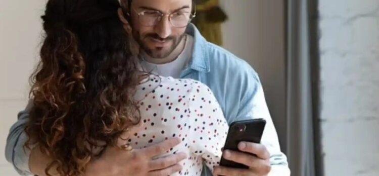 Le robaron el celular al novio… y el ladrón le mandó pruebas de su infidelidad