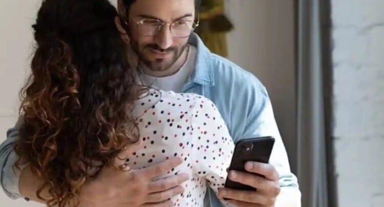Le robaron el celular al novio… y el ladrón le mandó pruebas de su infidelidad