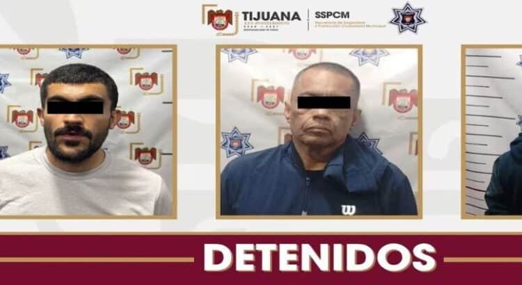 Detienen a tres por colocar mantas en puntos de Tijuana