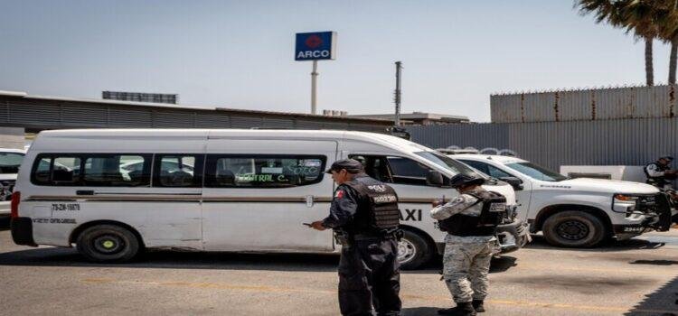Accidente entre un taxi de ruta y patrulla de la Guardia Nacional