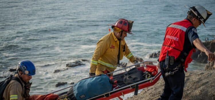 Rescatan a dos personas atrapadas en un acantilado en Playas de Tijuana