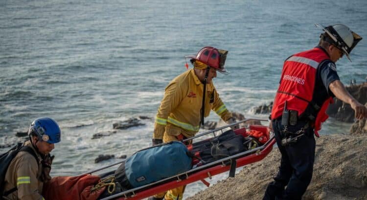 Rescatan a dos personas atrapadas en un acantilado en Playas de Tijuana