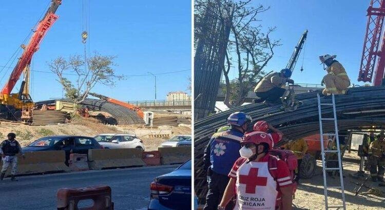 Rescatan a dos trabajadores tras colapso de estructura