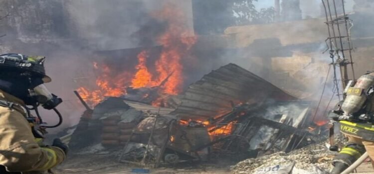Incendio en Terrazas del Valle abrasa cuatro casas