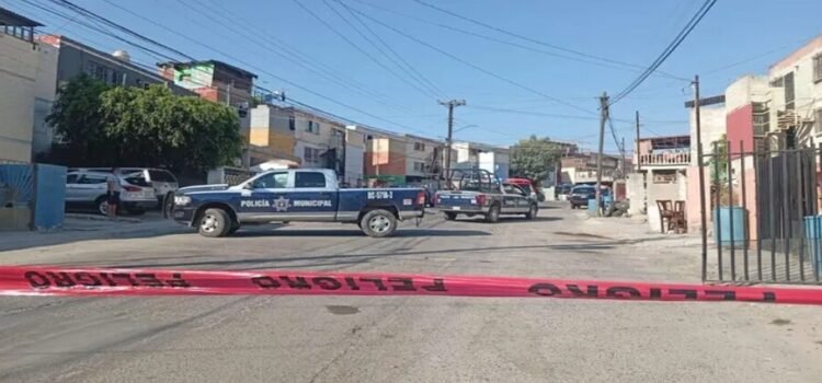 Sujeto agrede a oficiales con arma blanca y es abatido en Tijuana