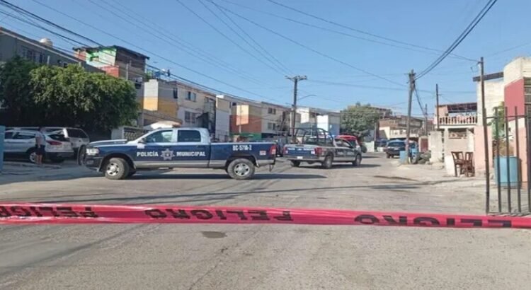 Sujeto agrede a oficiales con arma blanca y es abatido en Tijuana