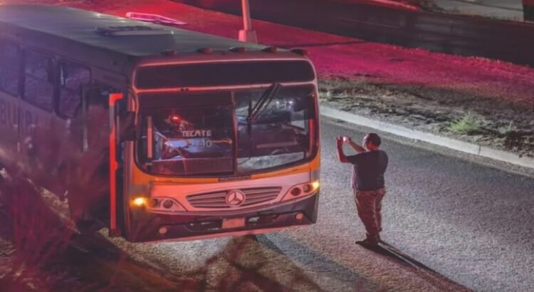 Ataque armado contra camión deja dos lesionados en la carretera libre Tijuana–Tecate
