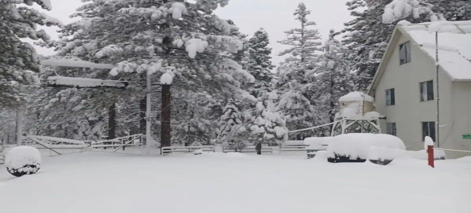 Primera tormenta invernal del año provoca cierres carreteros en Baja California