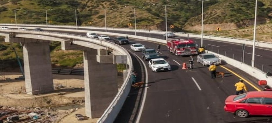 Conductora choca contra muro en viaducto elevado rumbo al aeropuerto de Tijuana