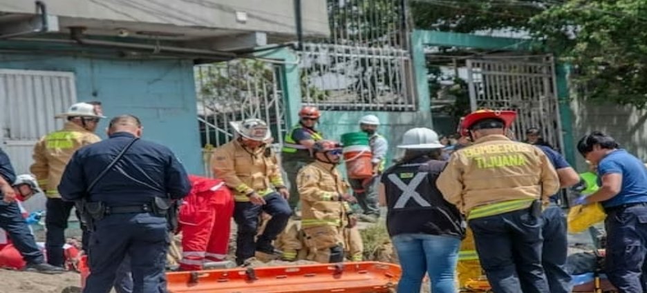 Derrumbe en obra de Tijuana deja a dos trabajadores atrapados; uno reportado grave