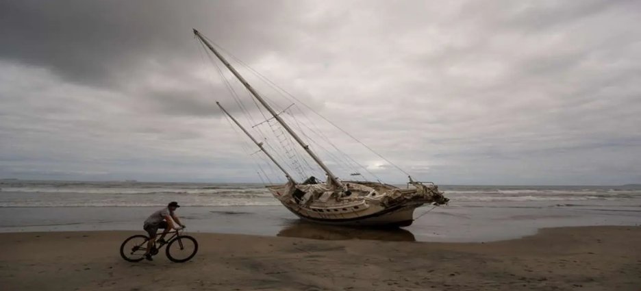 Embarcación de estadounidense queda varada en Playas de Tijuana