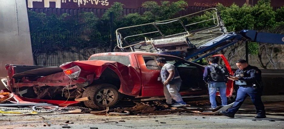 Conductor presuntamente alcoholizado choca contra unidades de obra del Viaducto Elevado en Tijuana