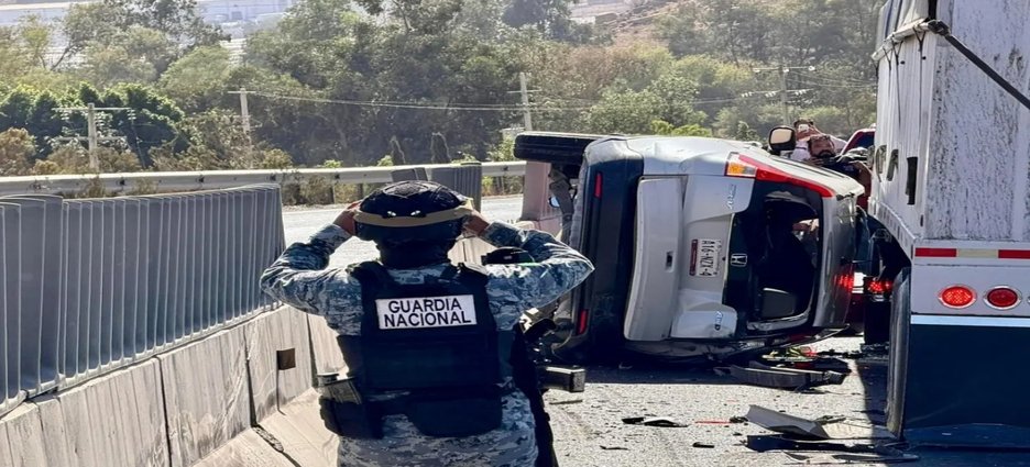 Tráiler choca contra cuatro vehículos en carretera Tecate-Tijuana; hay siete lesionados