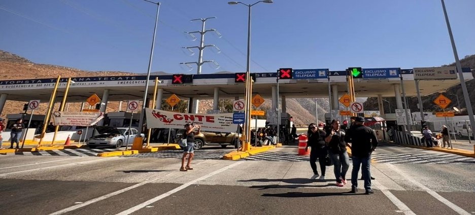 Maestros de la CNTE liberan caseta Tijuana-Tecate y exigen pago de 70 mdp