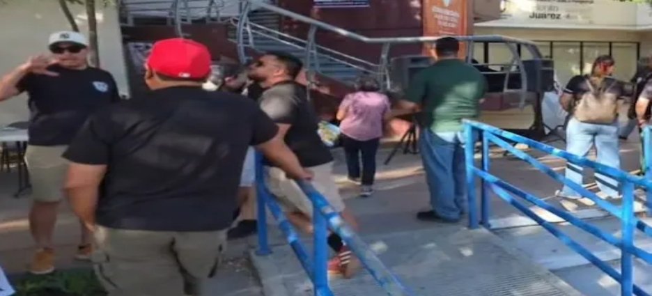 Maestros bloquean oficinas educativas en Tijuana por adeudos salariales